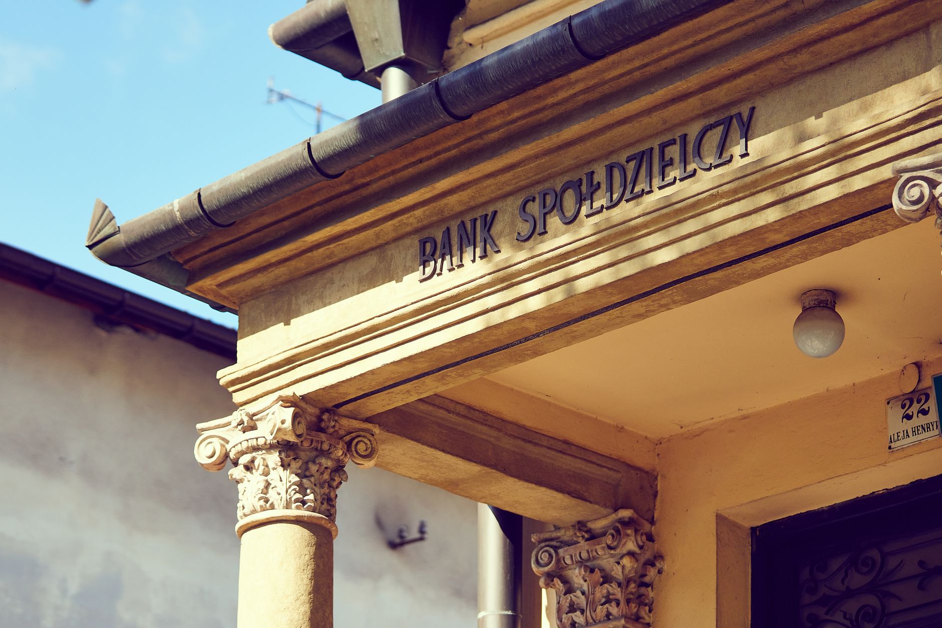 Ældre bankbygning med muret facade